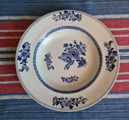 Djup tallrik Gustavsberg "Tsing". Diam. 24 cm, djup 4 cm. 1920-tal, märkt NK i botten (tillverkad med ensamrätt för NK) Gott bruksskick, inga nagg eller sprickor. 50 SEK