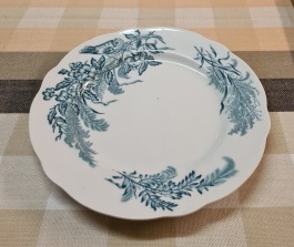 Stor assiett Rörstrand "Bella". Diam. 21,5 cm. Fint skick, endast lite besticksrepor. 30 SEK