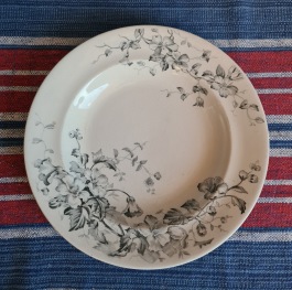 Djup tallrik Gustavsberg "Nyponblomma". Diam. 24 cm, djup ca 3 cm. Viss krackelering och smårepor samt en liten brun strimma i porslinet men ser inte ut att vara nån genomgående spricka. 50 SEK