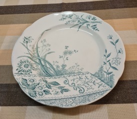 Tallrik Gustavsberg "Peking" (grön). Diam. 25 cm. Fint skick. 50 SEK