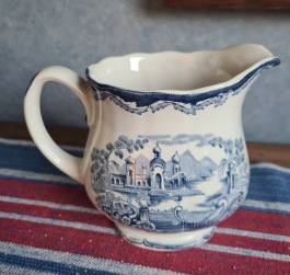 Kanna Rörstrand "Blå Bengali". Höjd ca 14 cm. Märkt "Sort 1-111" i botten. Fint skick. 75 SEK