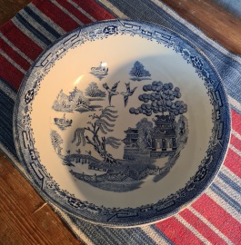 Stor djup skål Rörstrand "Willow". Diam. 25 cm, djup ca 7 cm. Gott bruksskick. Lite bruksslitage men inga nagg. Ser ut som en spricka på utsida botten, men den är inte genomgående. 90 SEK