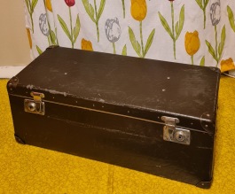 Brun låda/box med lås. Längd 65 cm, bredd 28 cm, höjd 24 cm. Några småskador (troligen efter handtag som saknas) men låsen fungerar. 200 SEK