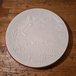 Stort vitt reliefmönstrat fat Nittsjö. Diam. 31 cm. Fint skick. 80 SEK