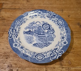 Stor assiett Gefle "Tokio" (3). Diam 18,5 cm. Fint skick, endast enstaka repor. 30 SEK/st