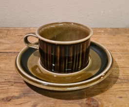 6 st espressokoppar Arabia "Kosmos". Diam. fat 12,5 cm, diam. kopp 7 cm, höjd kopp 4,5 cm. Fint skick. (finns totalt 12 st). 6 st 360 SEK