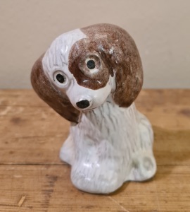 Keramikhund Tore Borg. Höjd ca 9,5 cm. Fint skick. 75 SEK