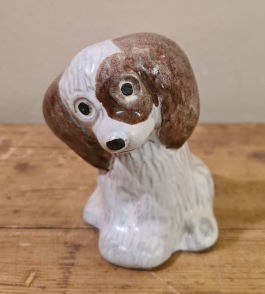 Keramikhund Tore Borg. Höjd ca 9,5 cm. Fint skick. 75 SEK