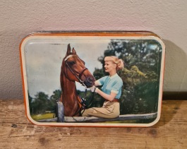 Liten burk/ask - Flicka med häst. Längd 17 cm, bredd 12 cm. Höjd ca 3,5 cm. Lite tejprester längs med locket, annars gott skick. 50 SEK