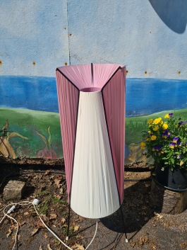 Golvlampa på tre ben, skärm av plastband. Höjd 84,5 cm. Små hål i plasten på vissa ställen samt nån liten missfärgning, annars gott skick. 400 SEK
