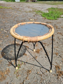 Låg stringpiedestal med glasskiva och kant i rotting. Höjd 26 cm, diam. 20 cm. Gott skick. 125 SEK