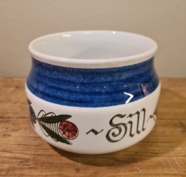 Sillburk "Dalom" Rörstrand. Diam. ca 11 cm, höjd 8,5 cm. Saknar lock och  har lite röda fläckar i porslinet inuti, annars gott skick. 65 SEK