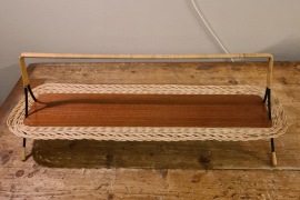 Avlångt kakfat med flätad kant, stringmodell med handtag. Längd 58 cm, höjd inkl.  handtag ca 22 cm. Fint skick. 100 SEK