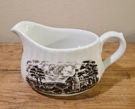 Engelsk brunvit såskanna Staffordshire, "Barralls". Längd 16,5 cm. Fint skick. 60 SEK