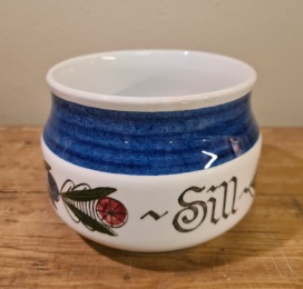 Sillburk "Dalom" Rörstrand. Diam. ca 11 cm, höjd 8,5 cm. Saknar lock och  har lite röda fläckar i porslinet inuti, annars gott skick. 65 SEK