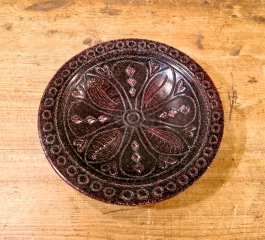 Litet dekorativt fat Törngrens, Falkenberg. Diam. 18 cm. Vackert mönstrat, fint skick. 70 SEK