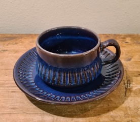 Tekopp med fat Gefle "Kosmos". Diam. fat 16,5 cm. Diam. kopp 9 cm. Berit Ternell. Fint skick. 100 SEK/st