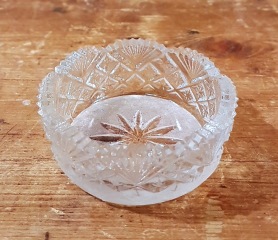 Litet saltkar i slipat glas. Diam. 6 cm, höjd 2,3 cm. Fint skick. 25 SEK