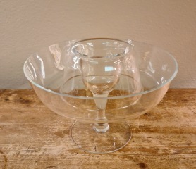 Räkskål i glas, på fot. Höjd 13,5 cm (mitten), diam. 19,5 cm. Fint skick. 175 SEK