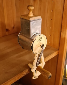 Äldre gul mandelkvarn. Totalhöjd 23 cm. Gott skick. 75 SEK