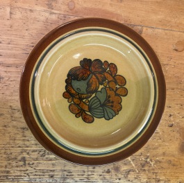 6 st assietter ARABIA "Otso". Diam. 18 cm. Fint skick. Finns två omgångar á 6 assietter.  240 SEK för 6 st.