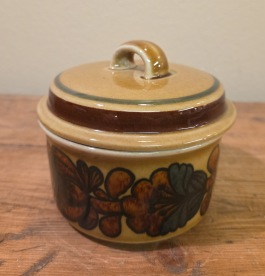 Sockerskål med lock ARABIA "Otso". Höjd inkl. lock ca 9,5 cm. Diam. 10 cm. Fint skick. 75 SEK