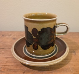 6 st kaffekoppar med fat ARABIA "Otso". Diam. fat 12,5 cm, diam. kopp 7 cm. Höjd kopp ca 7,8 cm. Fint skick. Det finns en omgång koppar till på 6 st. 360 SEK för  6 st.