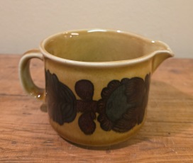 Gräddkanna ARABIA "Otso". Diam. 9 cm, höjd 7 cm. Raija Uosikkinen 1975-78. Fint skick. 75 SEK