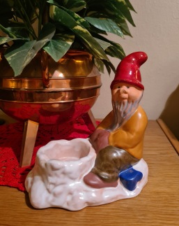 Sittande tomte GABRIEL. Höjd 16,5 cm, bredd ca 15 cm. Skadad näsa, annars gott skick. 65 SEK