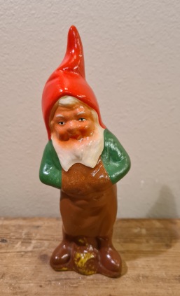 Stående tomte med brunt förkläde. Gräfenroda. Höjd 18,5 cm. Lagad vid benen och luvan. 75 SEK