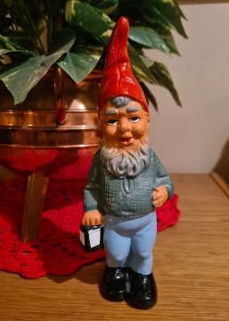 Stående tomte med lykta. Blå byxor och grå tröja. Höjd 19 cm. Inga stämplar. Fint skick. 140 SEK