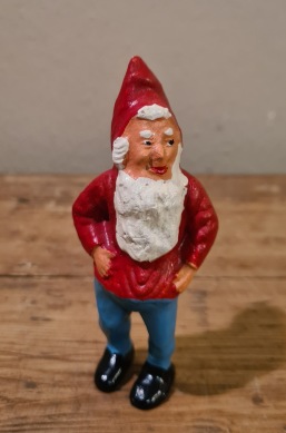 Mindre stående tomte med röd jacka och blå byxor. Höjd ca 10 cm. Fint skick. 65 SEK
