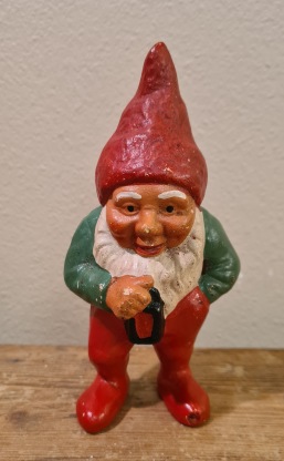 Mindre stående tomte med lykta. Grön tröja och röda byxor. Höjd 14 cm. Liten skada på foten, annars gott skick. 80 SEK