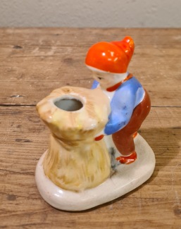 Liten tomte vid kärve. Höjd 6 cm. Fint skick. 60 SEK