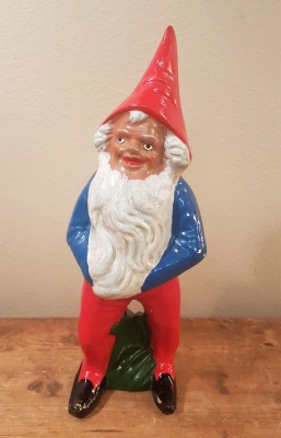 Stor tomte med långt vitt skägg. Lite färgskav på vissa ställen, annars gott skick. Höjd 26 cm. 125 SEK