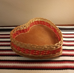 Hjärtformad skål/fat m. flätad kant. Höjd 5 cm, diam. 16 cm. 30 SEK