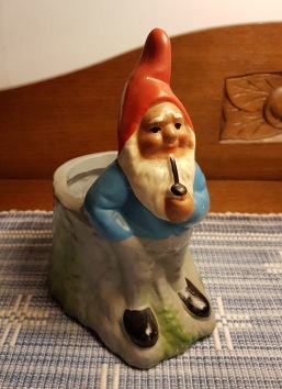 Äldre tomte med pipa vid brunn/kruka. Höjd tomte ca 15 cm. Fint skick. 125 SEK