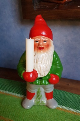 Tomte med ljus. Höjd ca 16,5 cm. Fint skick. 150 SEK