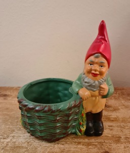 Tomte med grön kruka. Höjd ca 16,5 cm. Skada på ena foten, i övrigt fint skick. 100 SEK