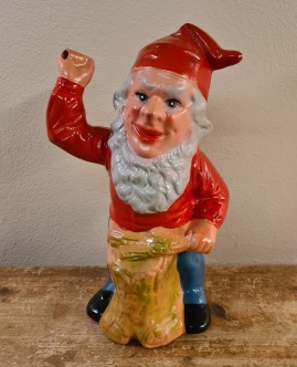 Stor stående tomte vid vedkubbe. Saknar yxan. Höjd 26 cm. Gott skick i övrigt. 160 SEK