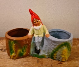Sittande tomte mellan två krukor. Bredd 22,5 cm. Tysk. Fint skick. 225 SEK