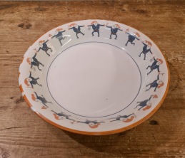 Djup tallrik Gefle "Hej tomtegubbar". Diam. 19 cm. Lite färgbortfall på kanten men inga repor eller nagg. 50 SEK