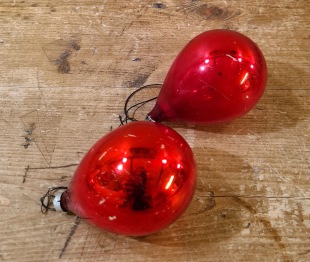 Julgranskulor i droppform. Längd ca 6,5 cm. Lite färgskav, annars ok. 5 SEK/st