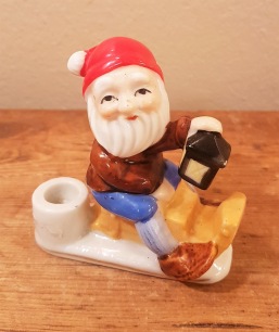Tomte med lyckta på kälke. Höjd 7,5 cm, bredd 7,5 cm. Fint skick. 60 SEK