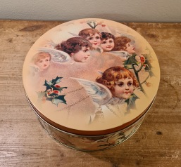 Rund burk med änglamotiv (nyare). Diam. 22 cm, höjd 9 cm. Fint skick. 50 SEK