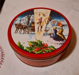Rund burk med julmotiv. "DeLuxe Fruitcake" , Texas. Diam. 20 cm, höjd 7 cm. Fint skick. 40 SEK