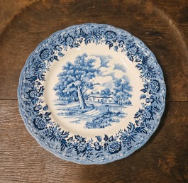 Tallrik Staffordshire "Country Style" (4). Tre har en liten nagg på kanten undertill (ej synlig ovan ifrån), i övrigt fint skick. Diam. 22,5 cm. 40-50 SEK/st