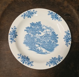 Tallrik Rörstrand "Stjärnholm" (2). Diam. 24 cm. Fint skick, endast minimala repor.  40 SEK/st