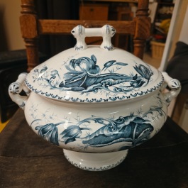 Soppterrin Göteborg "Tärna". Höjd inkl. lock ca 22 cm. Bredd inkl. handtag ca 27 cm. Tidigt 1900-tal. Lite krackelering och en liten nagg på kanten till locket men inga sprickor såvitt jag kan se. 350 SEK