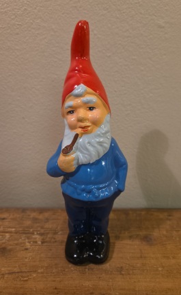 Stående tomte med  pipa och mörkblå byxor. Höjd ca 20 cm. Fint skick. 60 SEK